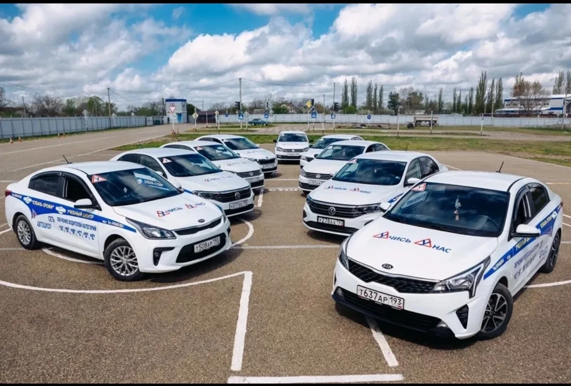 Автомобили автошколы на собственном автодроме