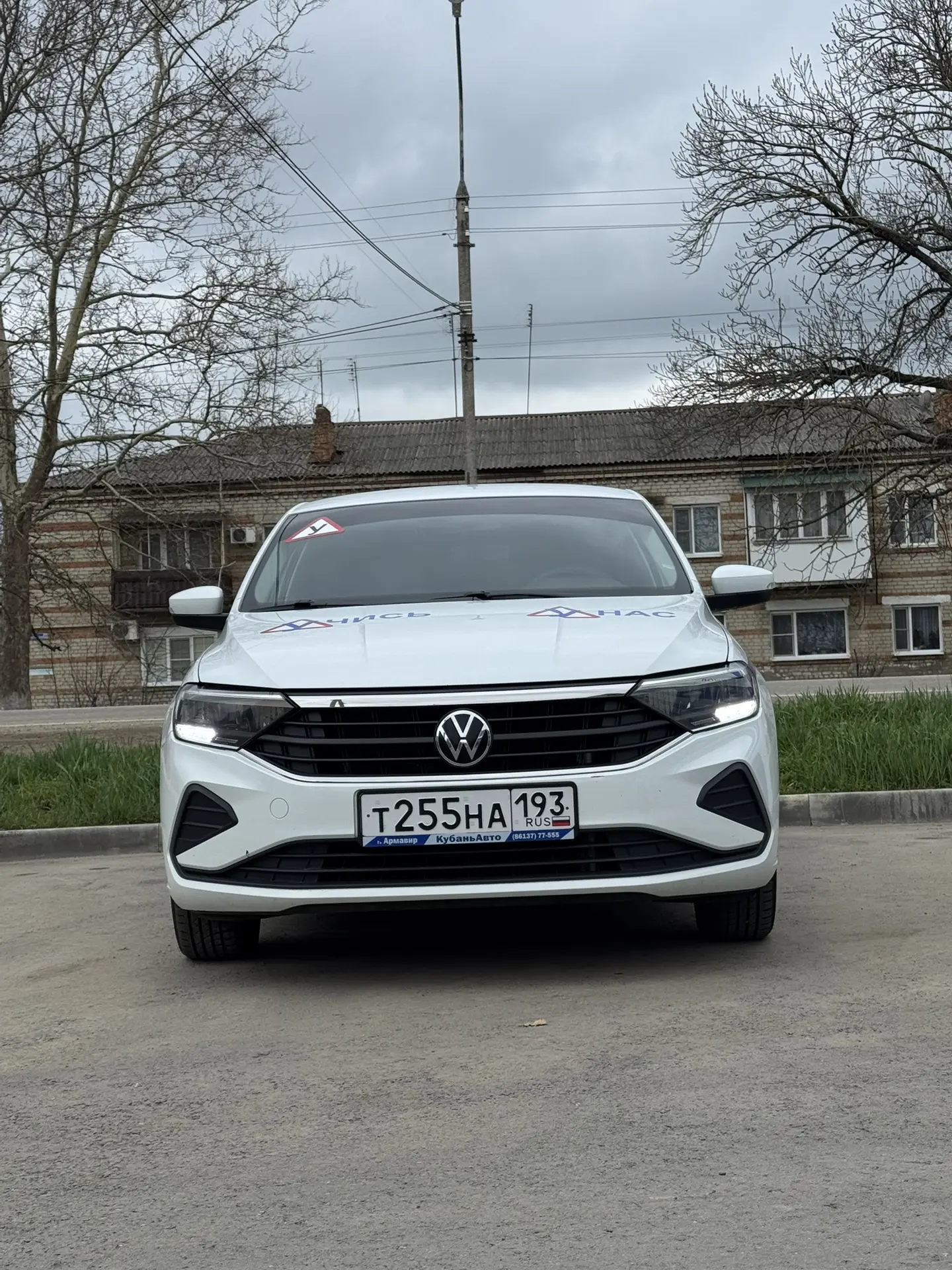Учебный Volkswagen автошколы, вид спереди