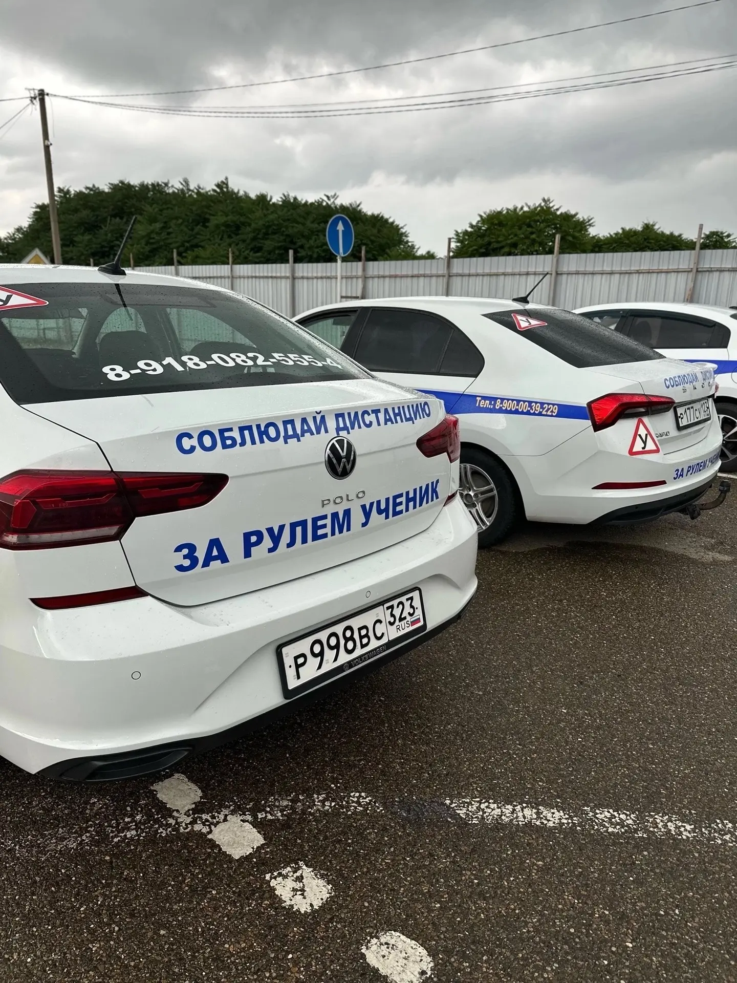 Учебный Volkswagen автошколы с надписью «За рулём ученик»