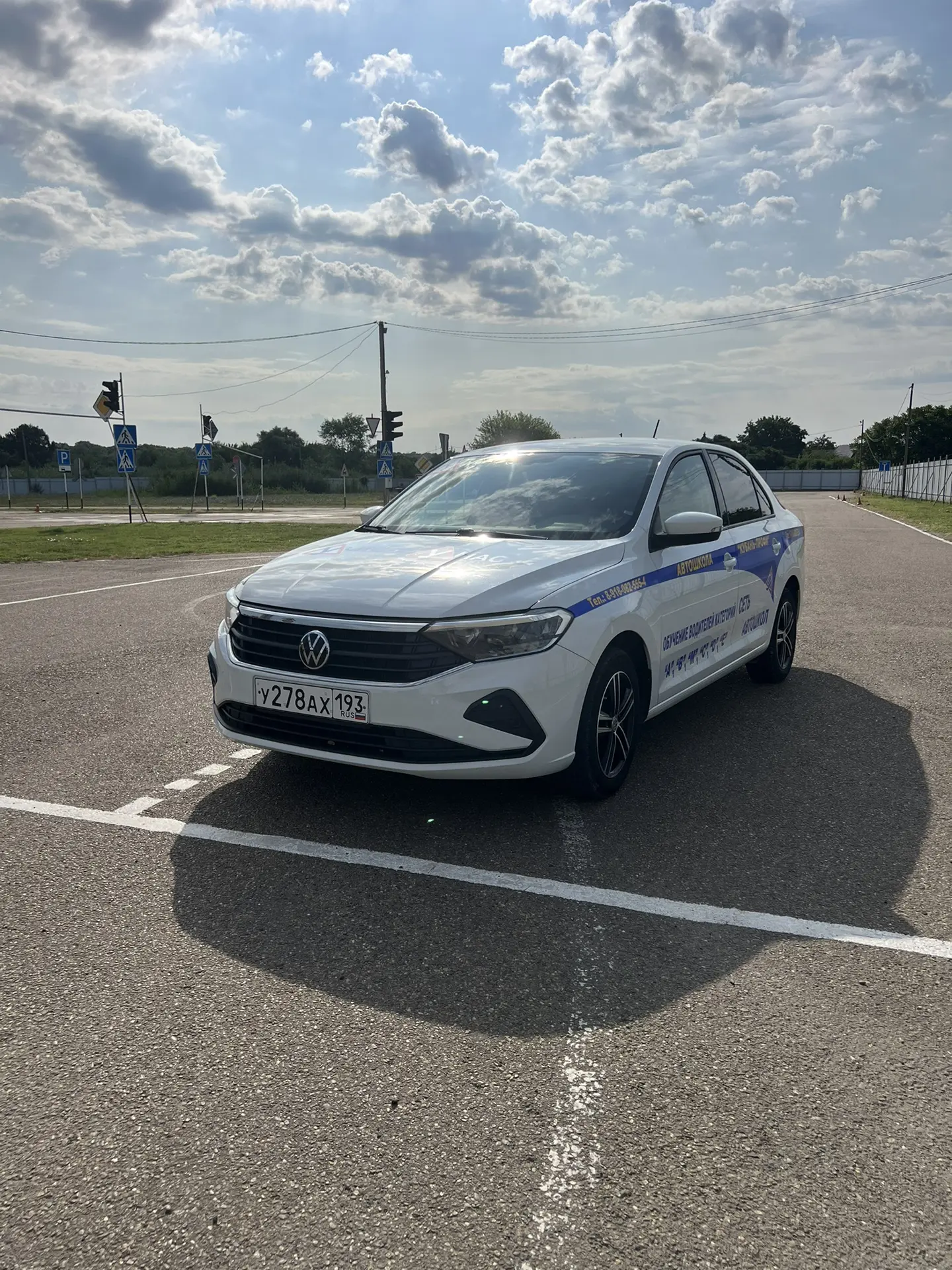 Белый учебный Volkswagen автошколы на автодроме